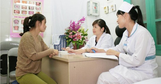 Bác sĩ phụ sản giải mã: Thời gian chờ 270 ngày là gì? Review gói thai sản Dai-ichi Life tốt nhất 2026