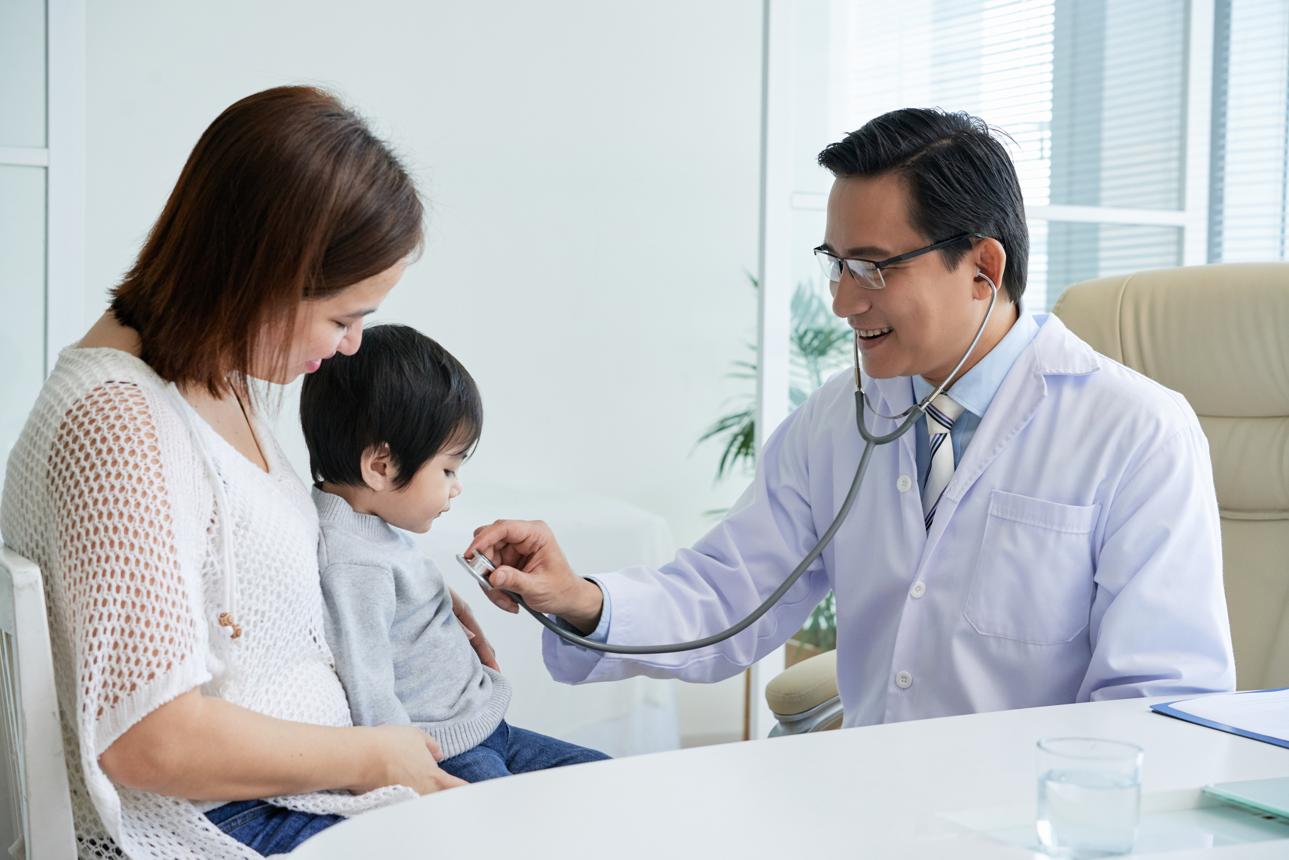 Nếu sức khỏe bé từ nhỏ đã yếu phải làm sao? Mẹo chăm sóc và giải pháp từ Dai-ichi Life