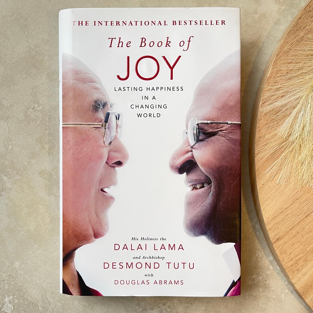 The Book of Joy – Review sách Dalai Lama & Desmond Tutu | Bí quyết tìm thấy niềm vui