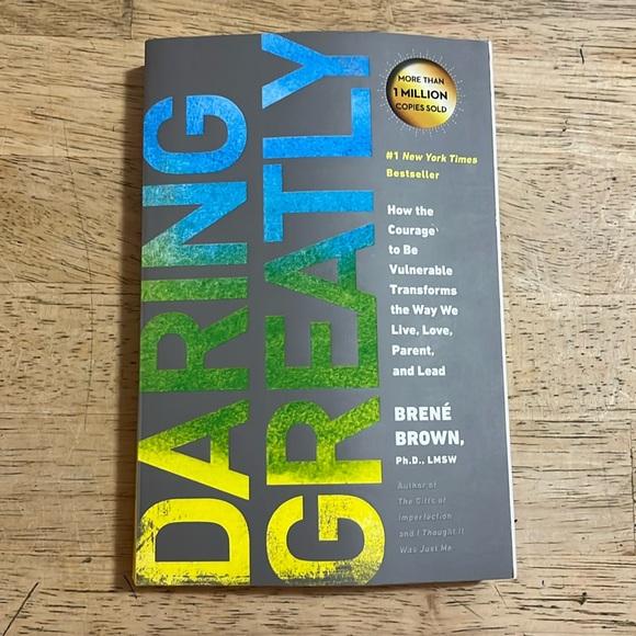 Daring Greatly – Review sách Brené Brown | Sức mạnh của sự tổn thương